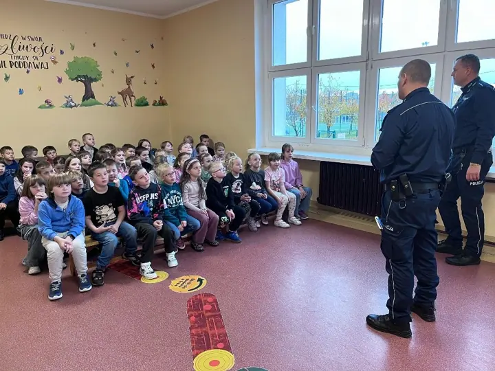 Bezpieczna droga do i ze szkoły - spotkanie z policjantami u Maluchów — zdjęcie 4