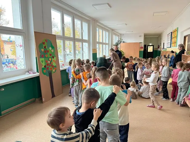 Bezpieczna droga do i ze szkoły - spotkanie z policjantami u Maluchów — zdjęcie 6