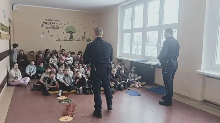 Bezpieczne ferie - spotkanie z policjantami u Maluchów — zdjęcie 5