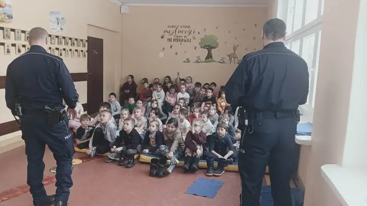 Bezpieczne ferie - spotkanie z policjantami u Maluchów — zdjęcie 6