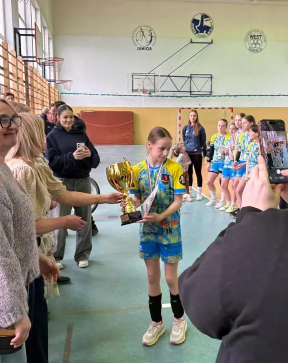 Szczypiornistki SP3 z pucharem