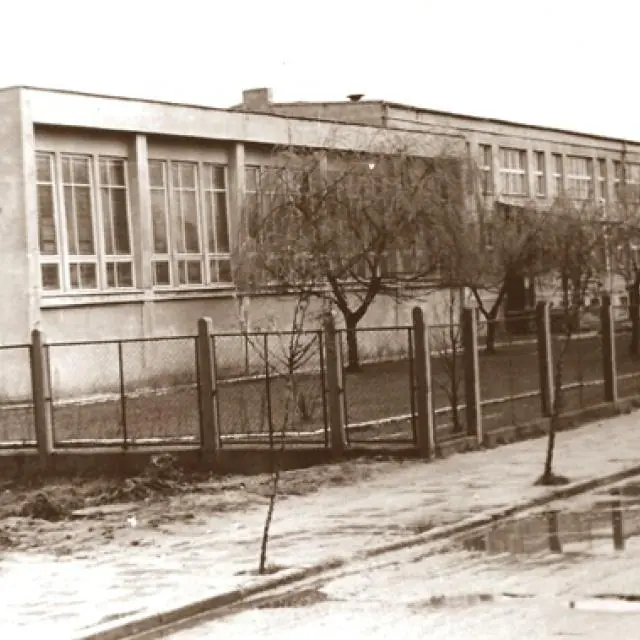 Archiwalne zdjęcie szkoły
